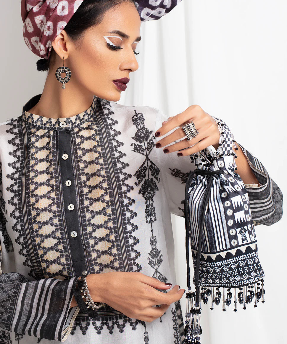 Kezia : Black & White