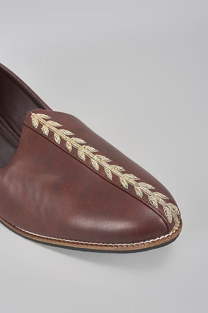 Brown Embroidered Juttis